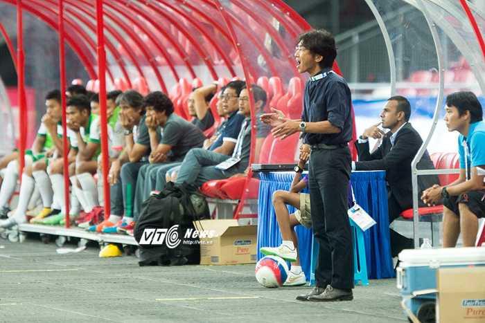 HLV Miura khích lệ cầu thủ