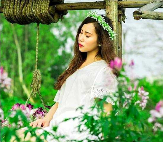 Cô rất tích cực tham gia các hoạt động đoàn, là đội trưởng đội văn nghệ và từng đạt giải 3 nữ sinh thanh lịch ở trường THPT.