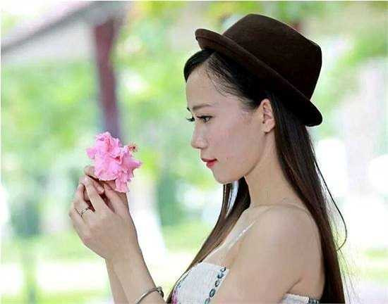 Ngoài ca hát, cô bạn còn làm người mẫu ảnh cho một số báo, tạp chí, đóng phim, MC…