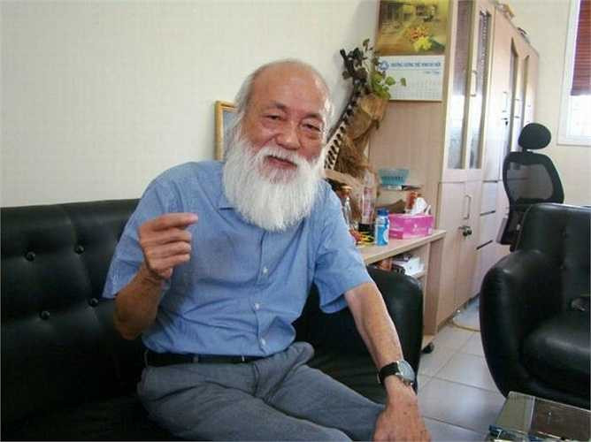 Nhưng điều kỳ diệu đã xảy ra: Chỉ sau 2 tháng, từ chỗ nằm li bì, không ăn được, PGS đã có thể đi làm bình thường.Theo ông, đó là nhờ việc kết hợp Đông và Tây Y. 