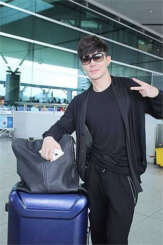 Nam ca sĩ tỏ ra rất bình thản và thoải mái khi xuất hiện rạng ngời tại sân bay để lên đường du lịch một vòng Châu Âu. 