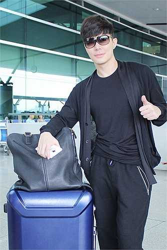 Nổi bật với phong cách thời trang chất lừ được phối ton sur ton tinh tế, Nathan Lee tươi cười và nghịch ngợm trước ống kính phóng viên