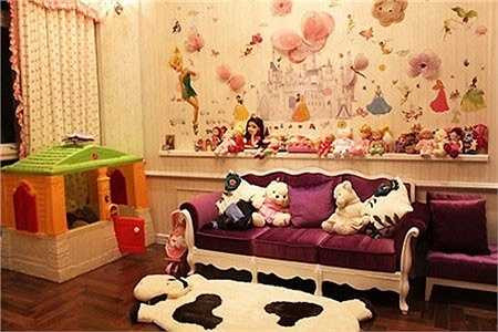 Căn phòng của Bảo Tiên được trang trí hệt như thế giới công chúa thu nhỏ với rất nhiều búp bê, đồ chơi...