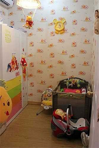 Tủ quần áo được mẹ Ốc dán chữ Coca để khẳng định sở hữu của bé.