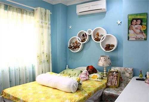 Con gái cưng của Hiền Thục lại sở hữu một căn phòng được trang trí bởi hai gam màu chủ đạo là trắng và xanh. Trong phòng có rất nhiều hình ảnh của hai mẹ con.