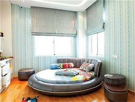 Điểm nhấn trong căn phòng chính là chiếc giường ngủ hình tròn độc đáo và cá tính.