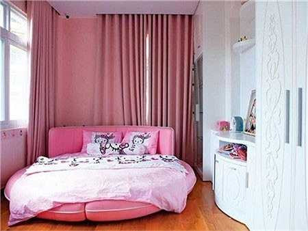 Nếu phòng ngủ của cậu nhóc Anh Kiệt được trang trí với gam màu khá lạnh và cá tính thì không gian riêng của Huyền Anh lại ấm áp với tông hồng ngọt ngào.