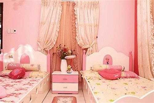 Cũng giống như phòng ngủ của con cái nhiều sao Việt khác, phòng ngủ của hai bé nhà Mỹ Lệ được bài trí với tông màu hồng - trắng điệu đà, nữ tính. Hai bé sở hữu rất nhiều búp bê và thú nhồi bông. (Nguồn: Gia đình và xã hội)