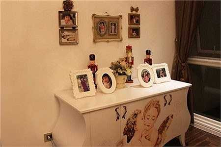 Nữ diễn viên Áo lụa Hà Đông cũng đặt rất nhiều hình ảnh của con gái trong căn phòng ấm áp này.