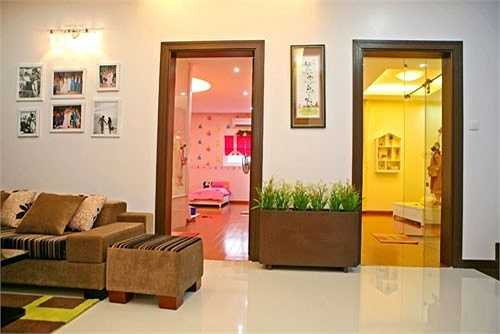 Phòng ngủ của hai chị em Lọ Lem, Hạt Dẻ nhà Quyền Linh được bố trí ở cạnh nhau và đều được trang trí bằng những gam màu rất tươi tắn và nữ tính. Phòng của Lọ Lem đáng yêu như phòng của công chúa với màu hồng điệu đà. Cô bé còn có cả một kệ toàn búp bê và thú bông. Các nội thất như bàn học hay kệ sách đều được sơn màu trắng nhẹ nhàng.