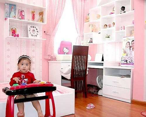 Hệ thống kệ tủ với rất nhiều rất búp bê là mơ ước của bất cứ cô bé nào.