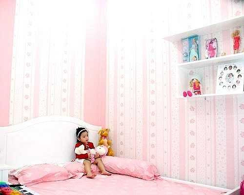 Căn phòng ngập tràn màu hồng nữ tính.