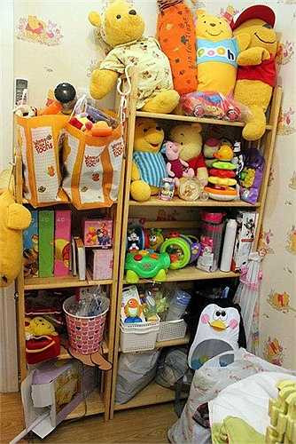 Coca sở hữu một tủ đồ chơi với rất nhiều thú bông.