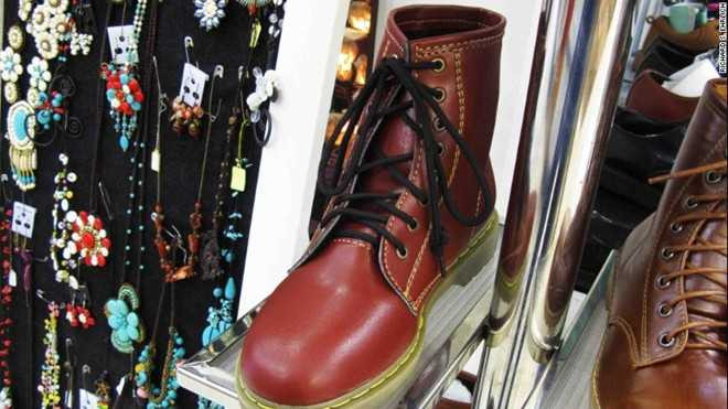 Những đôi giày nhái Doctor Martens bán tại một siêu thị ở Bangkok. Ảnh: CNN