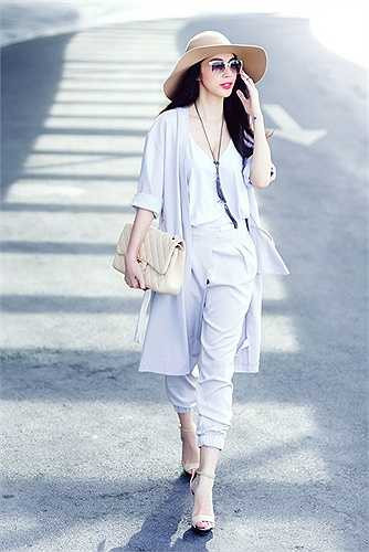 Thủy Tiên mát mắt trong set đồ màu pastel phù hợp với tiết trời nắng nóng của Sài thành. 