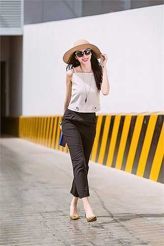 Cô sử dụng giầy ánh kim cùng cluth màu xanh coban để tăng thêm sự nổi bật cho set đồ.