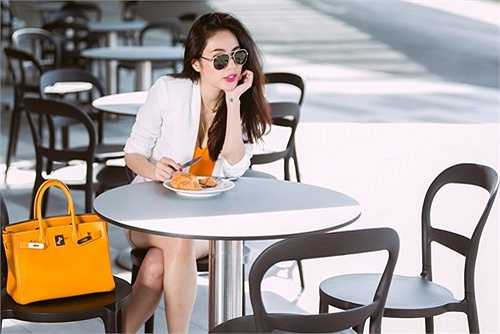 Nữ ca sỹ như một ‘tiểu thư thời trang đường phố’ với áo blazer mix cùng chân váy sequin, áo hai dây màu vàng cùng tệp màu với túi Hermes Birkin trở thành điểm nhấn vô cùng thú vị. 