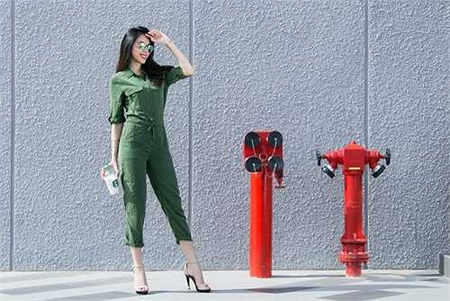 Nữ ca sỹ sinh năm 1985 khỏe khoắn và năng động với jumpsuit màu xanh quân đội, cô đeo mắt kính tráng gương của để làm điểm nhấn.