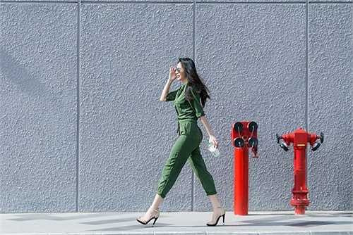 Giọng ca 'Một giờ sáng' khoe đôi chân thon dài đáng ghen tỵ, cô được xem là số ít mỹ nhân của làng giải trí sở hữu đôi chân đẹp không tì vết.