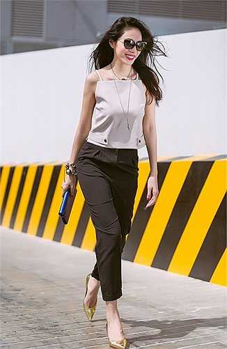 Thủy Tiên như một nàng công sở tươi tắn dưới phố trong chiếc áo màu nude mix cùng quần vải đen. 