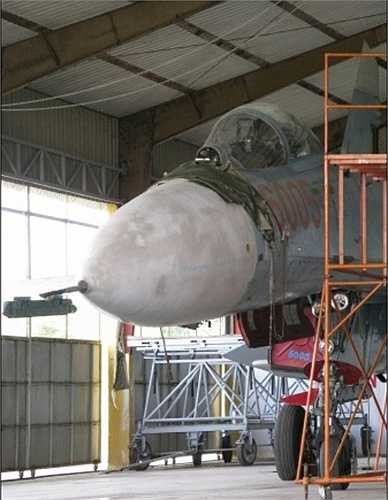 Ngay sau đó đèn báo cháy bật sáng cùng với lệnh 'Nhảy dù!', nhưng thay vì ấn nút bung dù, anh lại ấn nút… tăng lực động cơ, cho máy bay vọt lên độ cao 1.000 m.