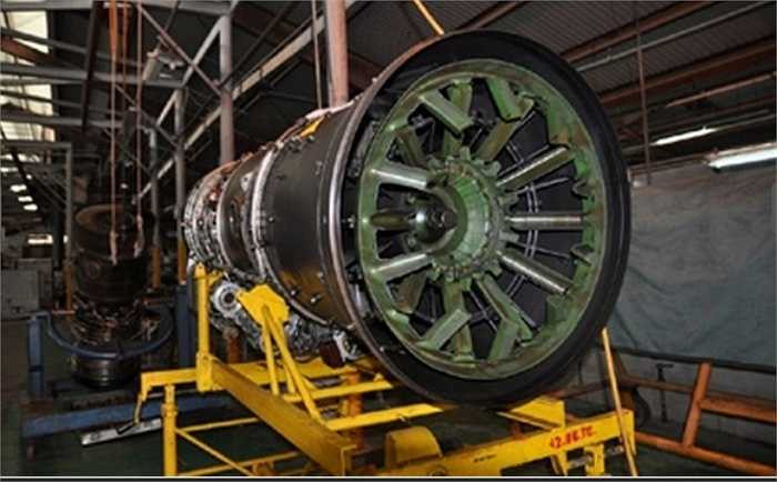 Theo các điều khoản hợp đồng được ký kết, việc sửa chữa động cơ AL-31F của Nga sẽ được tiến hành tại nhà máy sửa chữa “Động cơ“ ở Lusk. Ngoài sửa chữa, theo một hợp đồng riêng, phía Nga sẽ cũng cung cấp tư vấn kỹ thuật cho các đồng nghiệp Việt Nam sửa chữa động cơ AL-31F. Trong ảnh: Động cơ của tiêm kích MiG-21. (Nguồn: Đất Việt)