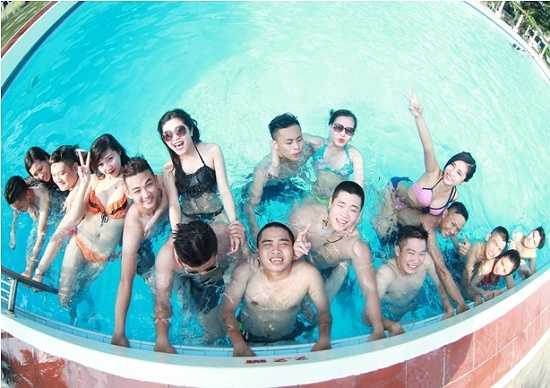 Học sinh lớp 12D1 (trường PTTH Hoàng Diệu - Hà Nội) mặc đồ bơi 'quẩy' tung bể bơi chụp ảnh kỷ yếu. Tuy nhiên, bộ ảnh này cũng khiến dân mạng tranh cãi gay gắt