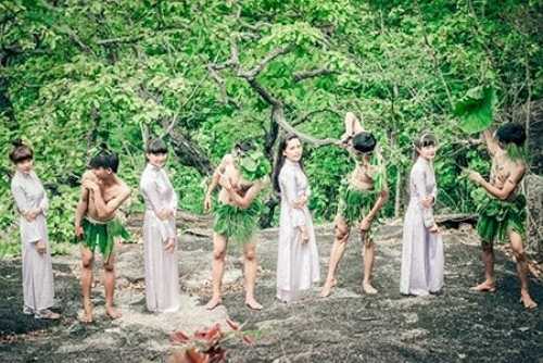 Những hình ảnh trong bộ ảnh kỷ yếu khi đưa lên các diễn đàn mạng đã gặp những ý kiến trái chiều