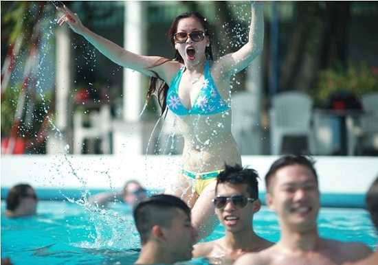 Các thành viên vui đùa thỏa thích dưới làn nước mát lạnh.