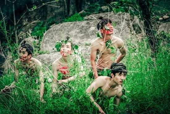 Mới đây, bộ ảnh kỷ yếu mang hơi thở núi rừng có tên 'Trở về miền hoang dã' của các bạn học sinh lớp 12A10, trường THPT Trần Quốc Tuấn (Gia Lai) khiến cộng đồng mạng xôn xao bởi sự phá cách và độc, lạ.