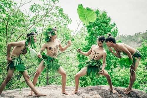 Các bạn học sinh Gia Lai không ngần ngại sử dụng lá cây, đóng khố để vào vai thổ dân. Tuy vậy, có ý kiến cho rằng cách thể hiện của các bạn đã 'quá lố'