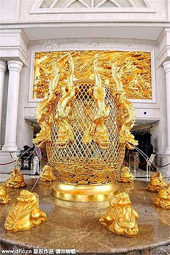 Công trình này được xây dựng nhân dịp 50 năm thành lập làng. Một tiểu cảnh dát vàng ở sảnh khách sạn