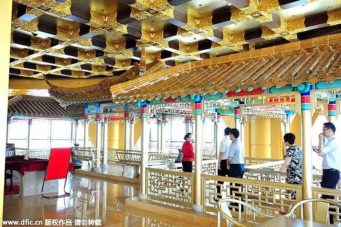 Làng Hoa Tây trước đây chuyên về nông nghiệp nhưng từ những năm 1950 nhờ sự quyết tâm của ông Ngô Nhân Bảo - Bí thư Đảng ủy làng Hoa Tây đã đưa ngôi làng trở nên giàu có