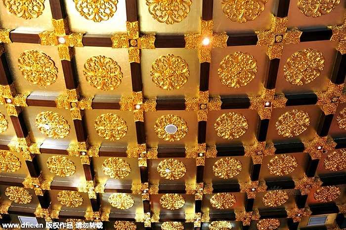 Khách sạn này cao 72 tầng, có bể bơi trên đỉnh và khu mua sắm 2.000m2 ở tầng 2 của tòa nhà. Tại khu vực lễ tân, vàng dát khắp nơi tạo nên sự sang trọng đến kinh ngạc