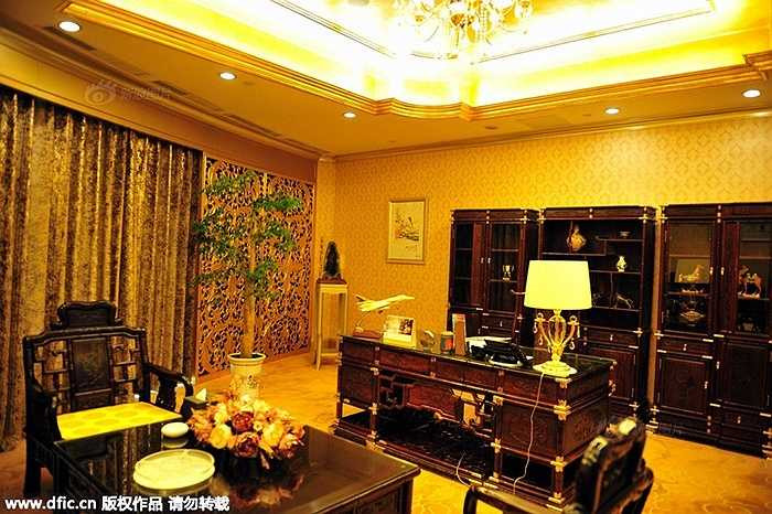 Phòng Tổng thống bên trong khách sạn với nội thất sang trọng, dát vàng lấp lánh