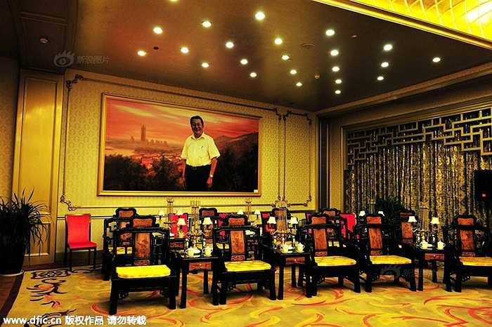 Làng Hoa Tây nằm gần thành phố Giang Âm (tỉnh Giang Tô, Trung Quốc). Cư dân trong làng có 2.000 người và đón hàng triệu du khách tới thăm mỗi năm