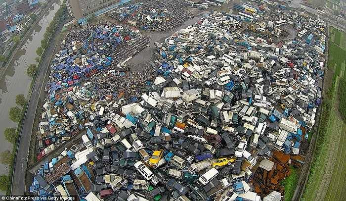 Những chiếc ô tô con và xe tải xếp chồng lên nhau tại một bãi phế liệu ở Hàng Châu
