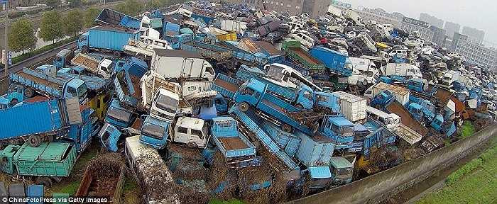 Xe tải chất cao như núi