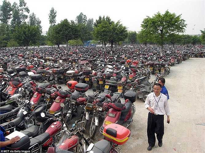 Hàng nghìn chiếc xe máy và xe đạp điệm trở thành phế thải