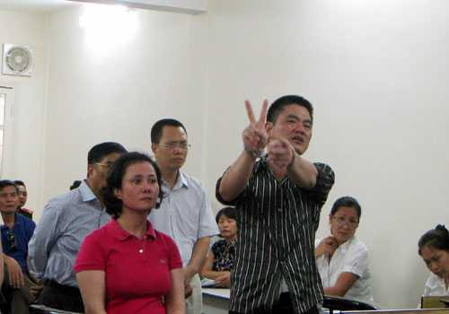 Cựu cán bộ công an lừa Báo Thanh Niên tạo dáng 'xì teen' tại tòa