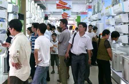 Điều hòa tiết kiệm điện được ưa chuộng, quạt phun sương đắt khách