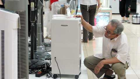 Điều hòa tiết kiệm điện được ưa chuộng, quạt phun sương đắt khách