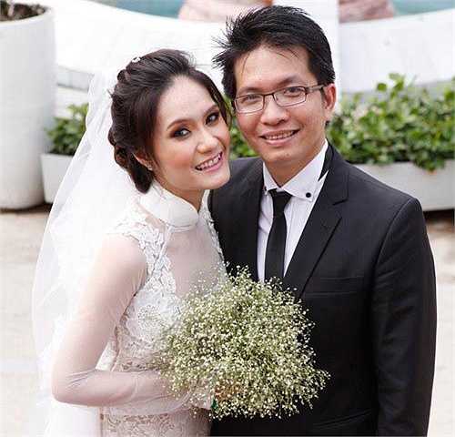 Trong lễ cưới của em gái, giọng ca Bên nhau trọn đời không có mặt vì bận việc. Cô dâu được chú rể trao cho chiếc nhẫn cưới trị giá 1 tỷ đồng.
