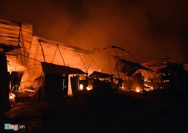 Hà Nội: Cháy khủng khiếp trong đêm, hàng nghìn người tháo chạy
