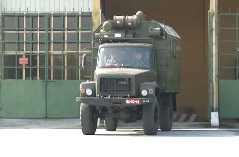  Đầu những năm 2000, Việt Nam đã nhập khẩu từ Nga hai hệ thống tên lửa phòng không S-300PMU1 cực kỳ hiện đại. Hiện một trong hai hệ thống này được trang bị cho Trung đoàn 64 (Sư đoàn 361, Quân chủng PK-KQ) được thành lập ngày 18/2/2013 trên cơ sở sáp nhập Tiểu đoàn 5, Tiểu đoàn 172 và Tiểu đoàn tên lửa 64. Ảnh: xe khí tài thuộc hệ thống S-300PMU1 rời nhà chứa ra trận địa triển khai chiến đấu. 