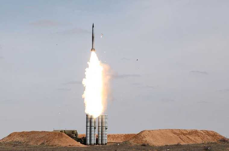  Hệ thống tên lửa phòng không S-300PMU1 có khả năng tiêu diệt vật thể bay là máy bay, tên lửa hành trình chiến lược, tên lửa chiến thuật hiện đại và các mục tiêu bay trên không với tốc độ lên đến 2.800m/giây ở cự ly từ 5-150km, độ cao tối đa đến 27km. Ảnh: hệ thống S-300 của Nga bắn thử nghiệm. - Nguồn: Kiến thức 