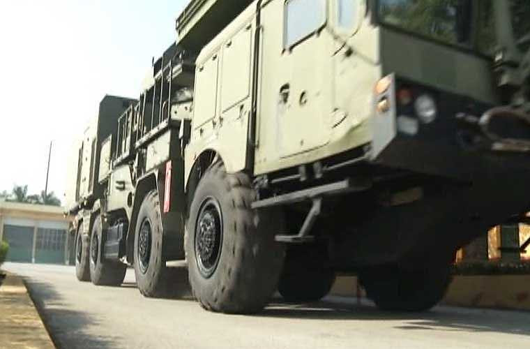  Tiếp sau đó là xe radar điều khiển hỏa lực, radar trinh sát/giám sát. Toàn bộ vũ khí khí tài hệ thống S-300PMU1 đều được đặt trên các xe bánh lốp đem lại khả năng cơ động cao, triển khai/thu hồi nhanh chóng. 