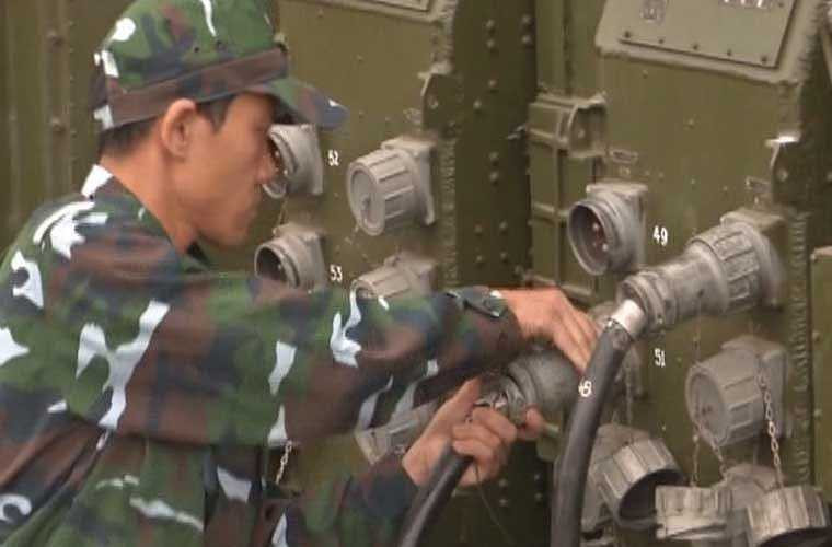  Thao tác chuẩn bị chiến đấu cho đài radar diễn ra 'nhanh chóng mặt'. 