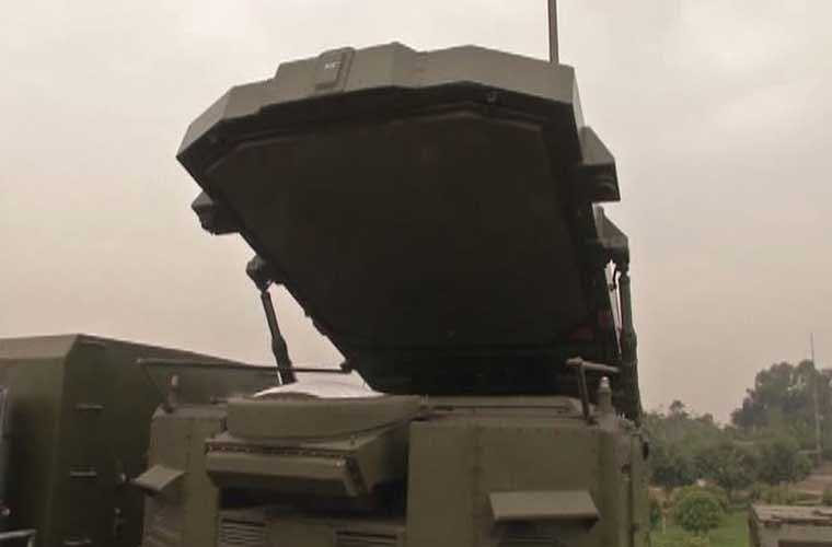  30N6E là radar mạng pha 3D làm nhiệm vụ theo dõi mục tiêu, dẫn hướng cho tên lửa tấn công mục tiêu. Nó có thể theo dõi đồng thời 100 mục tiêu ở cự ly 300 km, độ cao tối đa 30 km. Ảnh: anten radar 30N6E đang được dựng lên. 