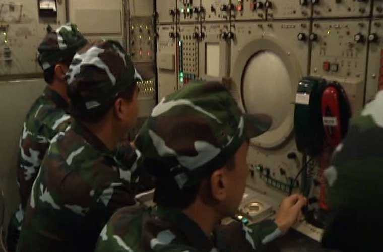 Không khí khẩn trương bên trong đài điều khiển. 